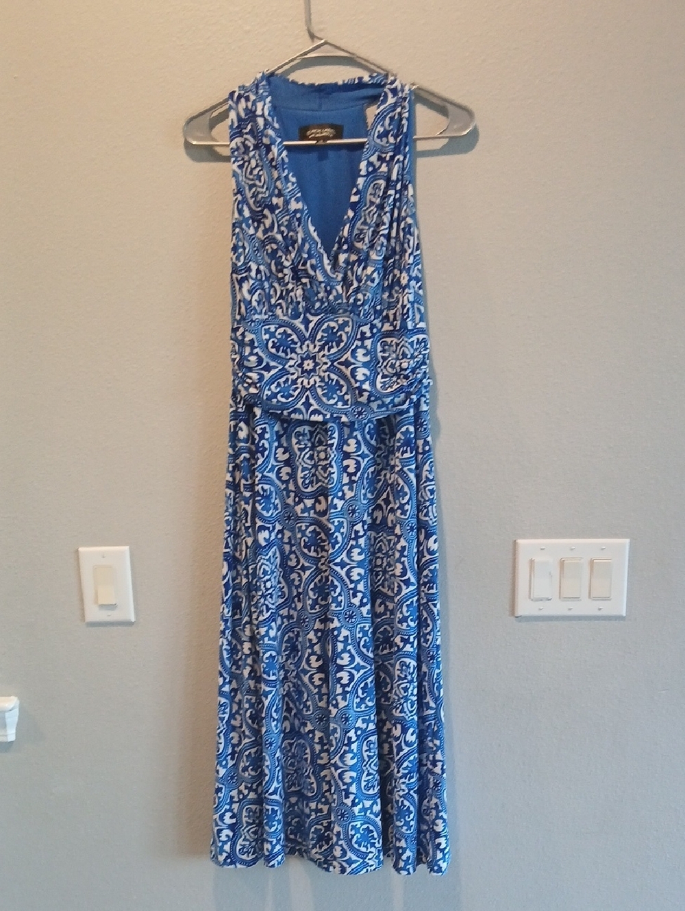 Evan Picone Blue and White Printed V-Neck Maxi Dress 10